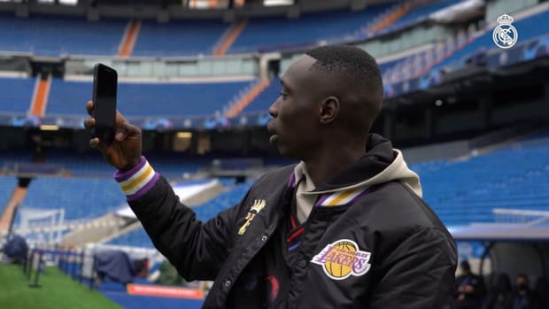Khaby visits the Santiago Bernabéu with Roberto Carlos